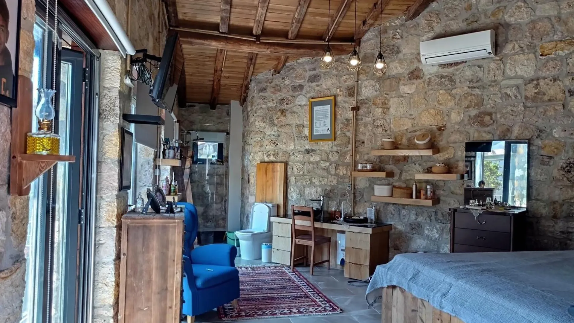 Tas Ev Apartment Karaburun  Homestay