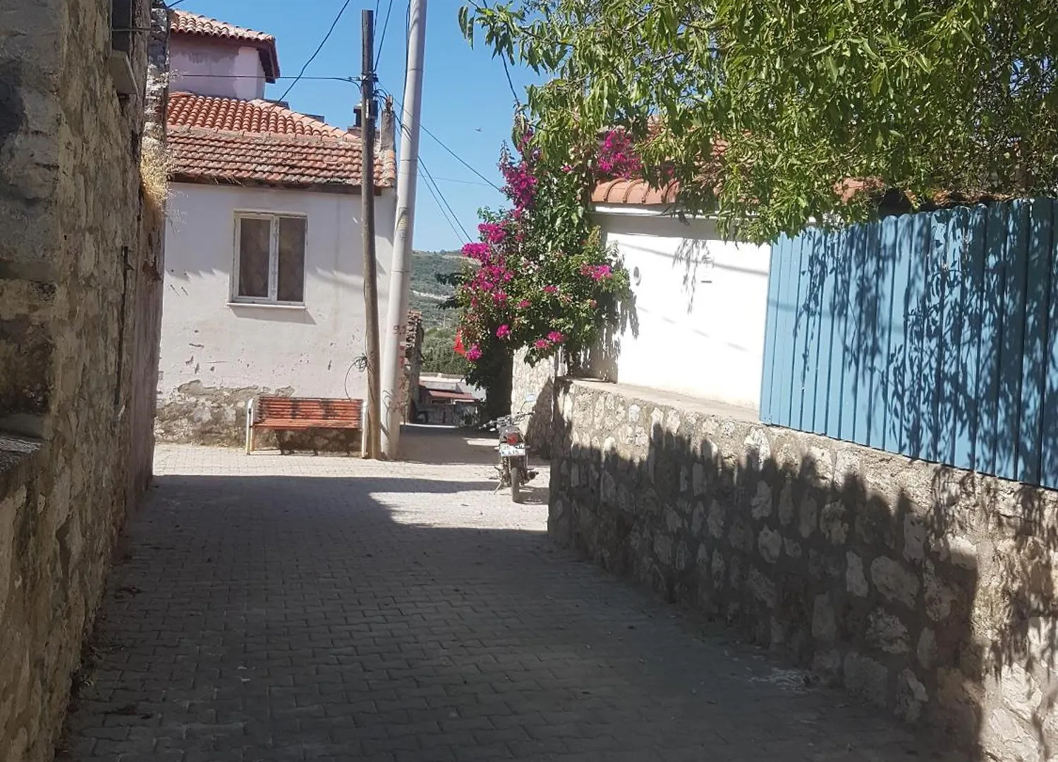 Tas Ev Apartment Karaburun  Homestay
